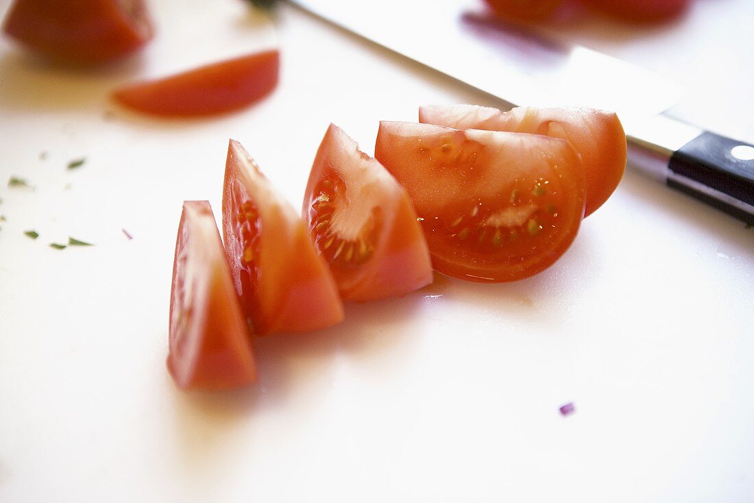 In Spalten geschnittene Tomaten mit einem Messer