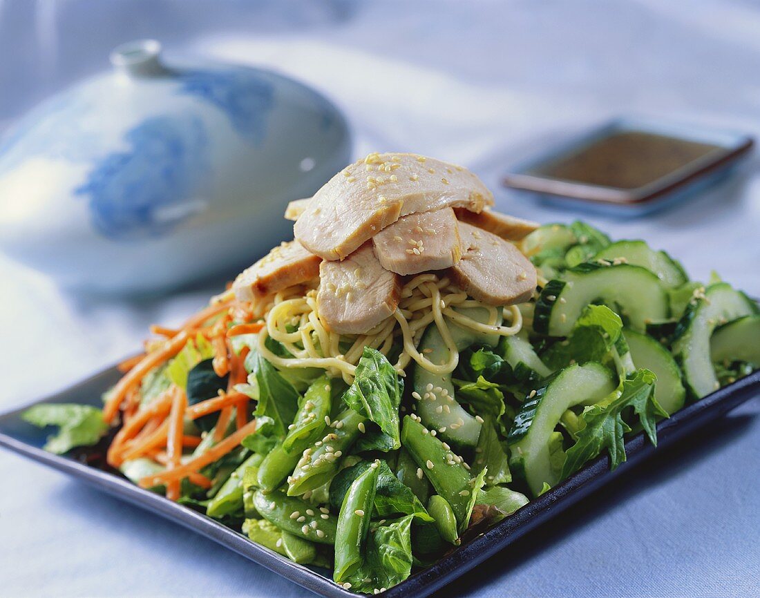Asiatischer Gemüse-Nudel-Salat mit Hähnchenfilet und Sesam