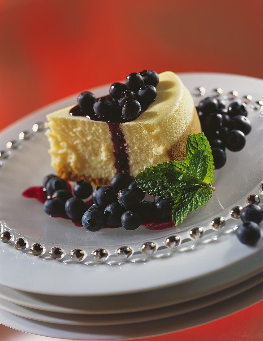 Ein Stück Cheesecake mit Heidelbeeren