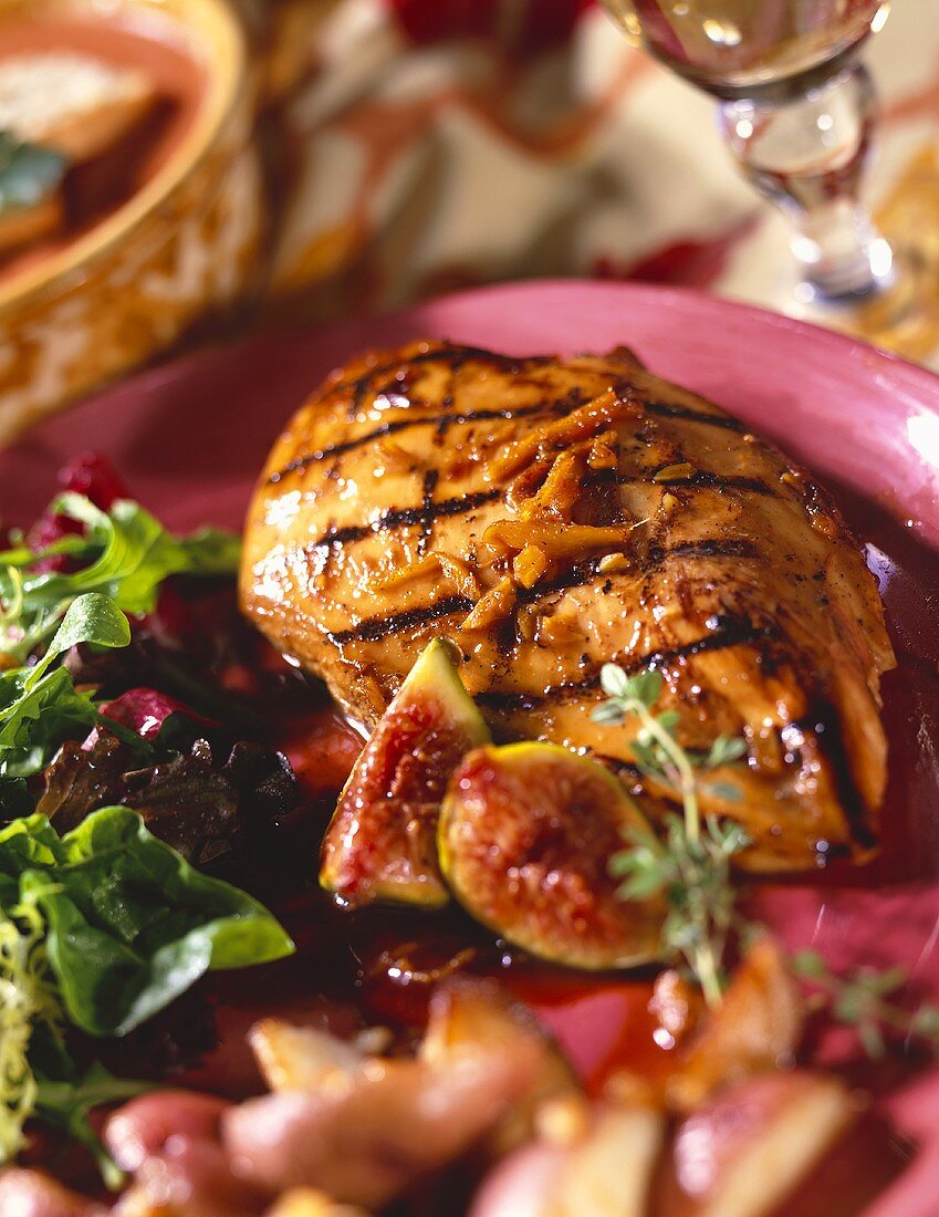 Gegrillte Hähnchenbrust mit Feigen und Blattsalat