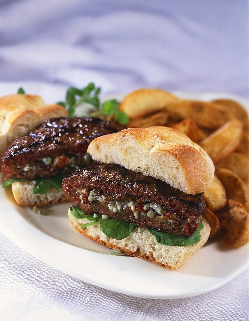 Halbierter Burger mit gefüllten Frikadellen und Pommes frites