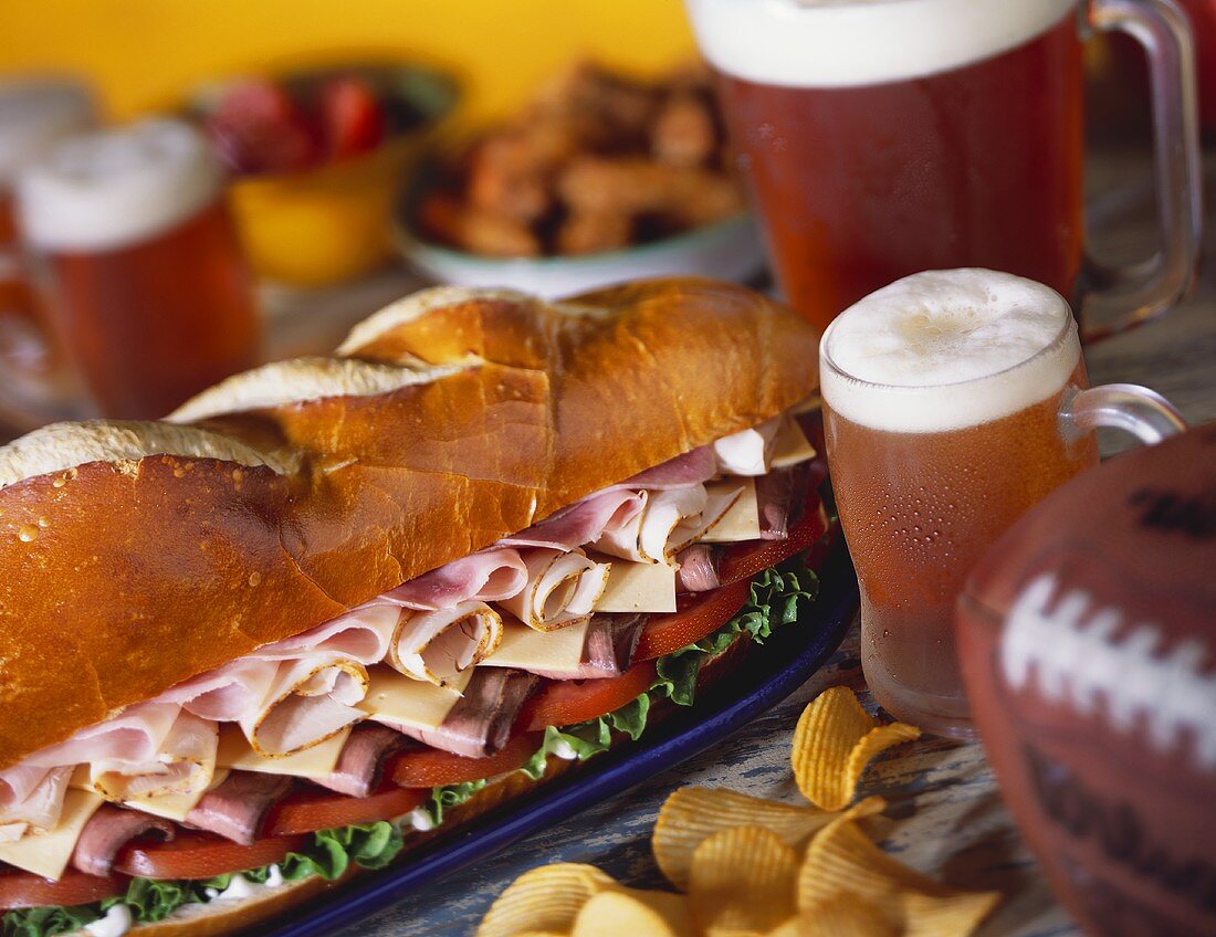 Sub-Sandwich für eine Party mit Chips und Bier