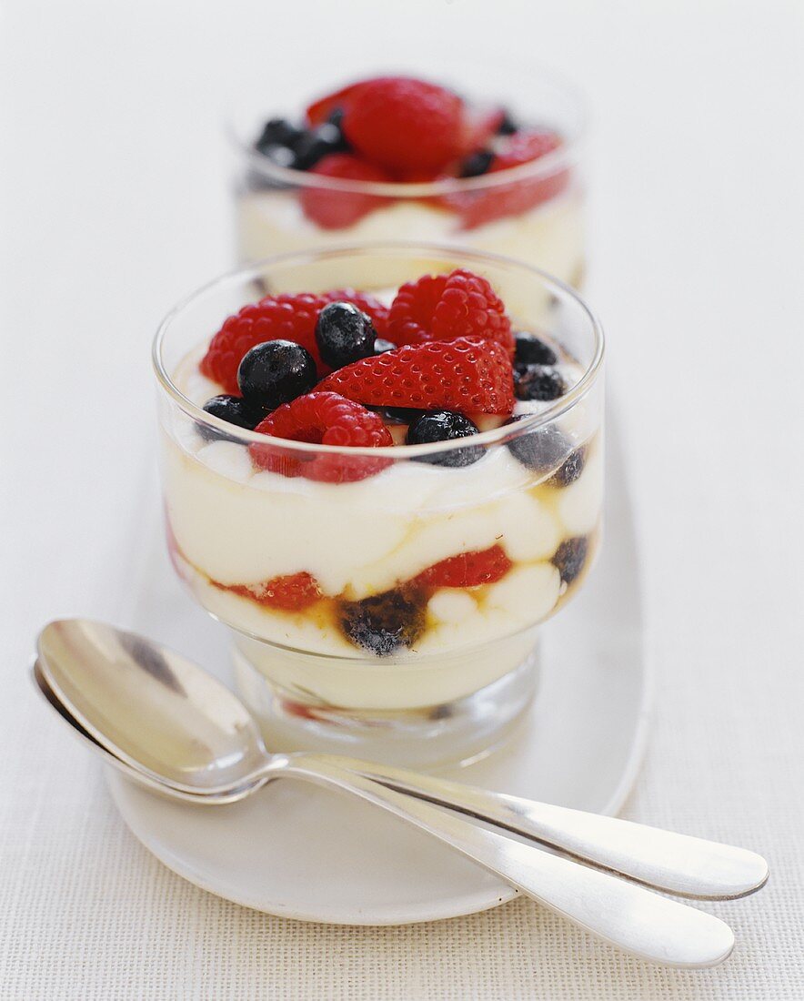 Joghurt mit frischen Beeren in zwei Gläsern