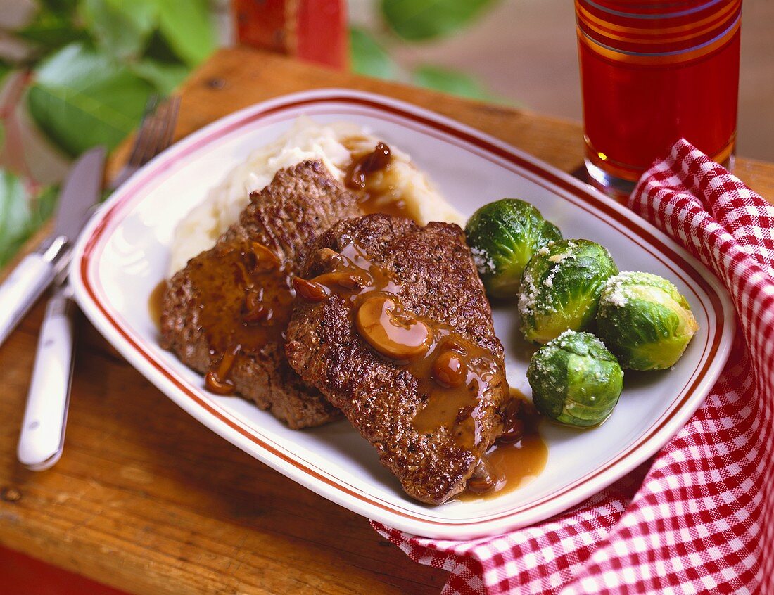 Steaks mit Pilzsauce und Rosenkohl auf Kartoffelpüree