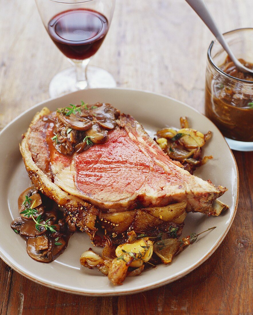 Prime-Rib Steak mit gebratenen Pilzen