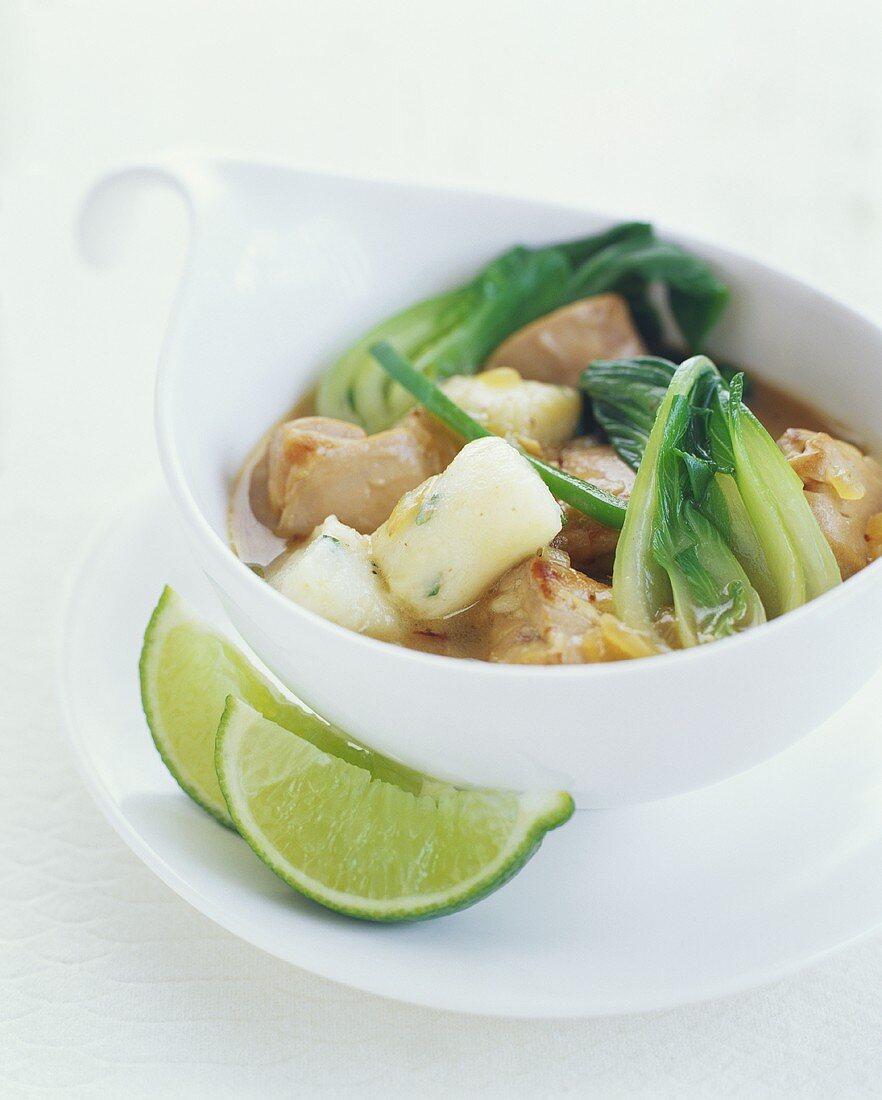 Fischsuppe mit Muschelfleisch und Pak Choi