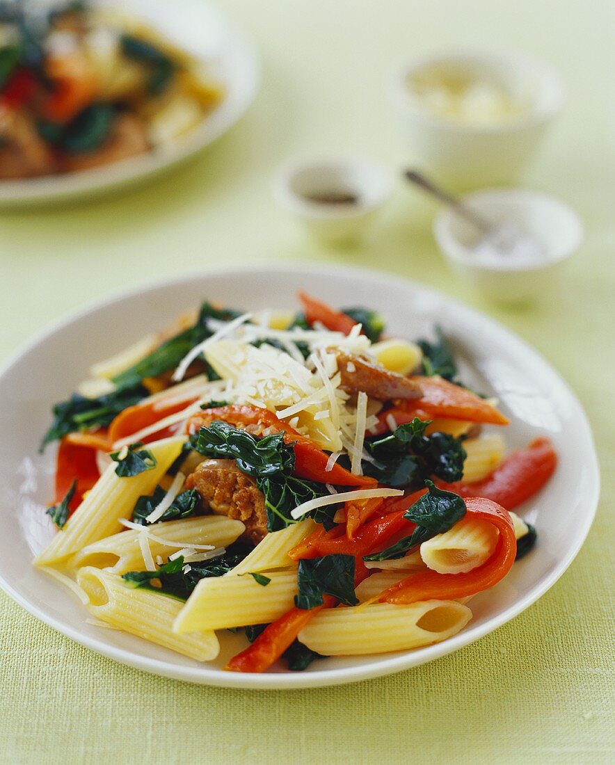 Penne mit Spinat, Paprika, Würstchen und Käse