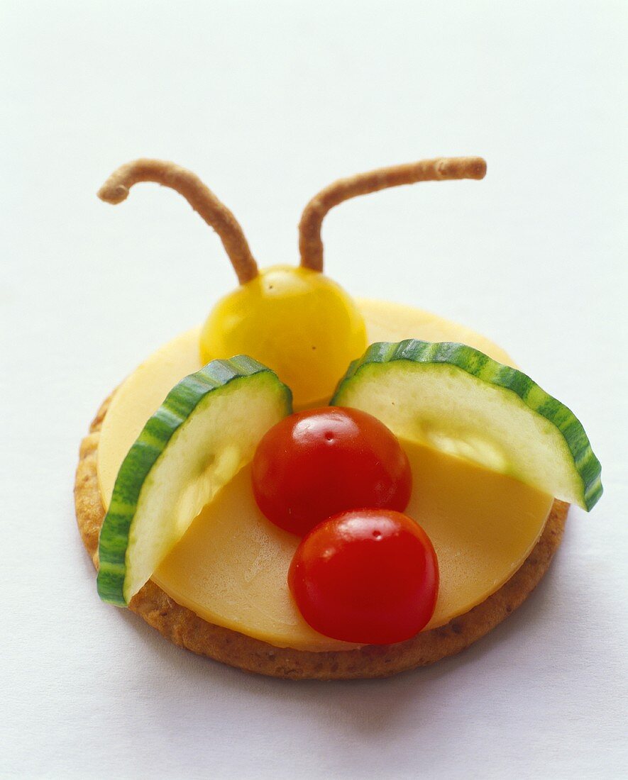 Käfer aus Cracker, Käse und Gemüse für Kinder