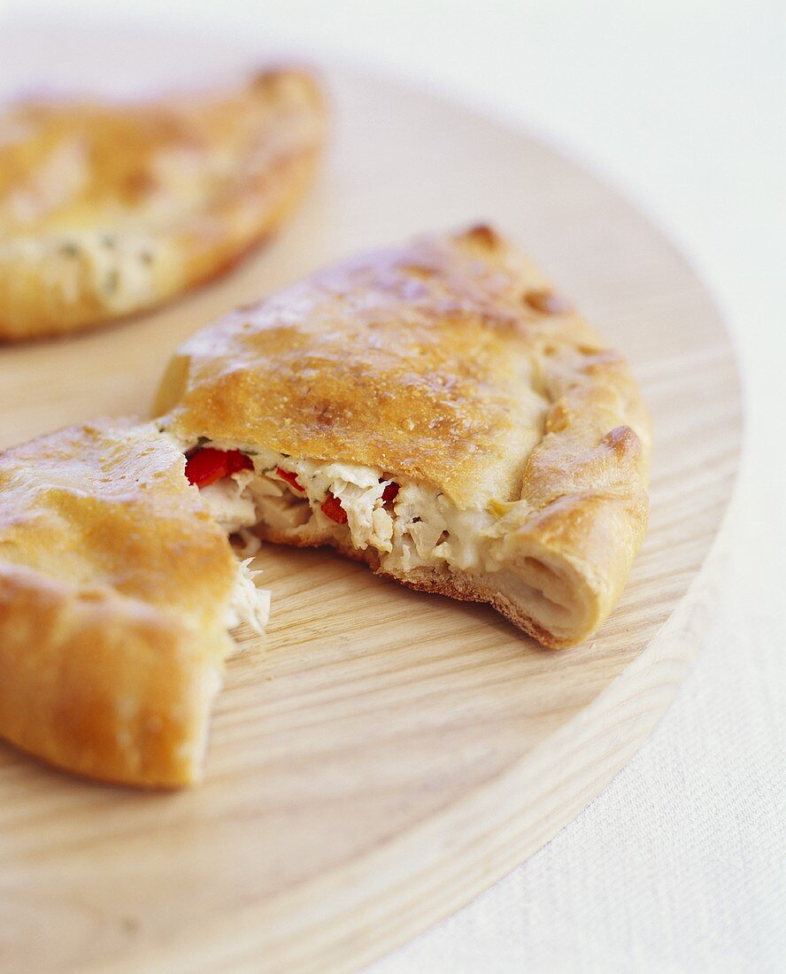 Calzone gefüllt mit Hähnchen und Paprika