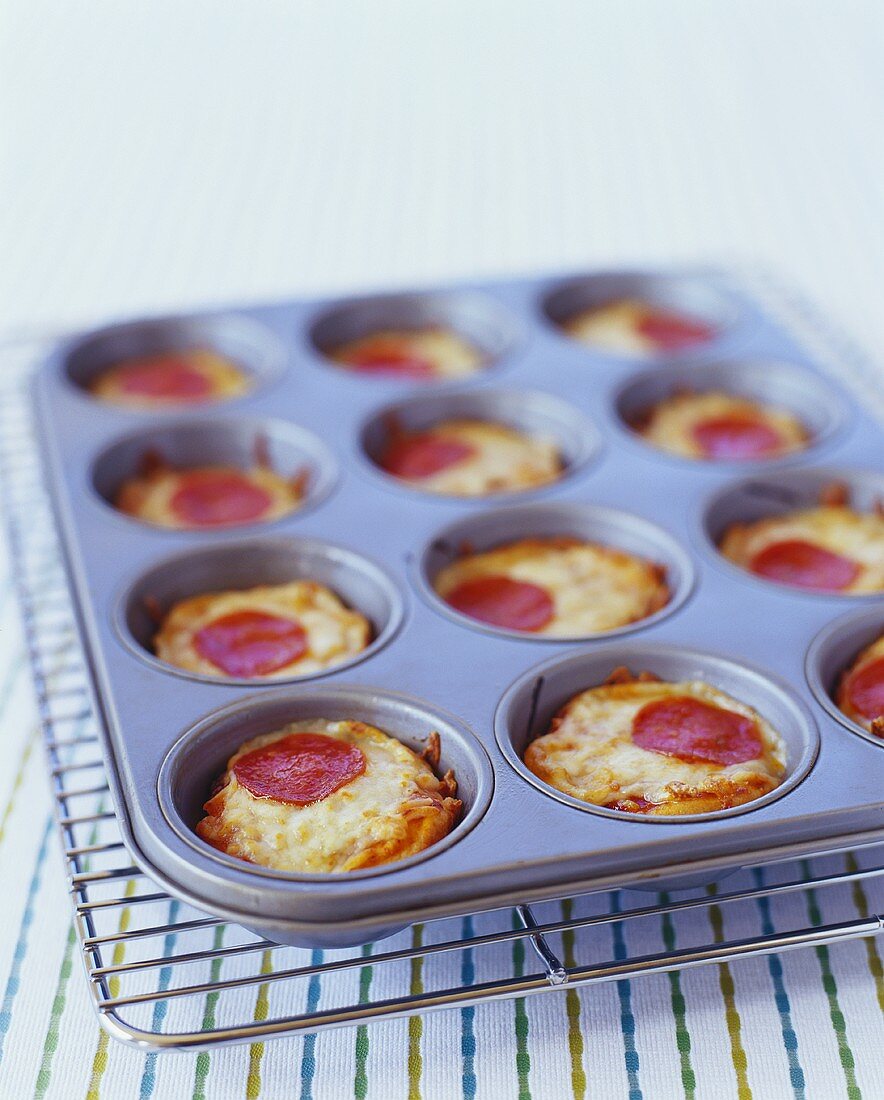 Mini-Salamipizzen im Muffinblech gebacken