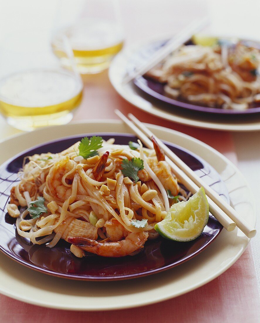 Pad Thai mit Shrimps & Hähnchen (Reisnudelgericht, Thailand)