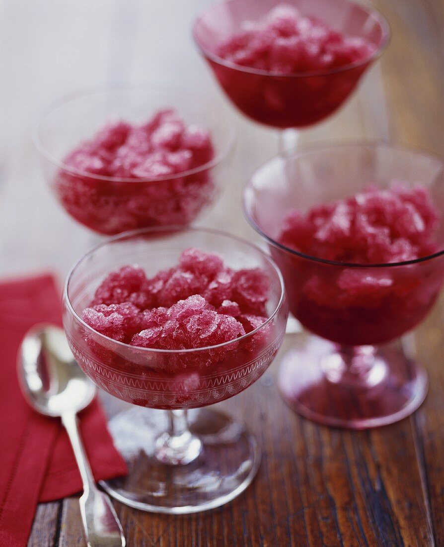 Beeren-Sorbet in vier Gläsern