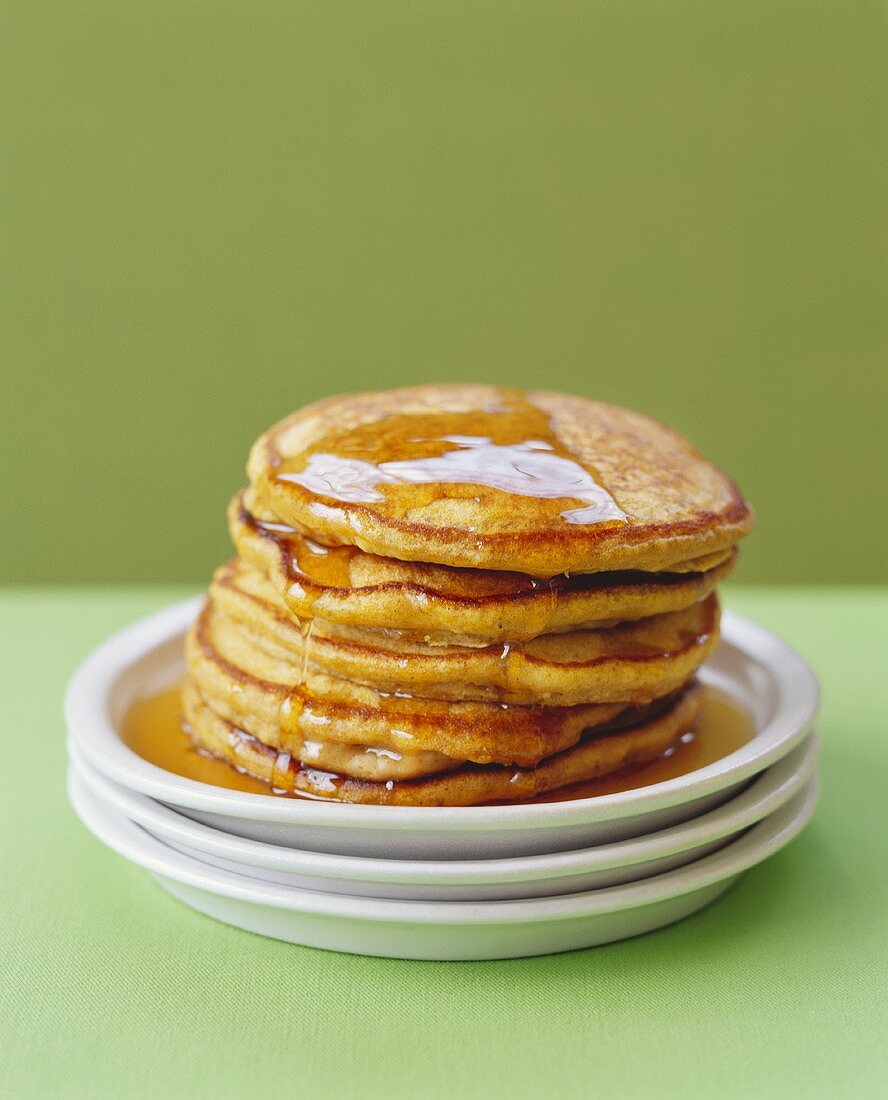 Gestapelte Pancakes mit Ahornsirup