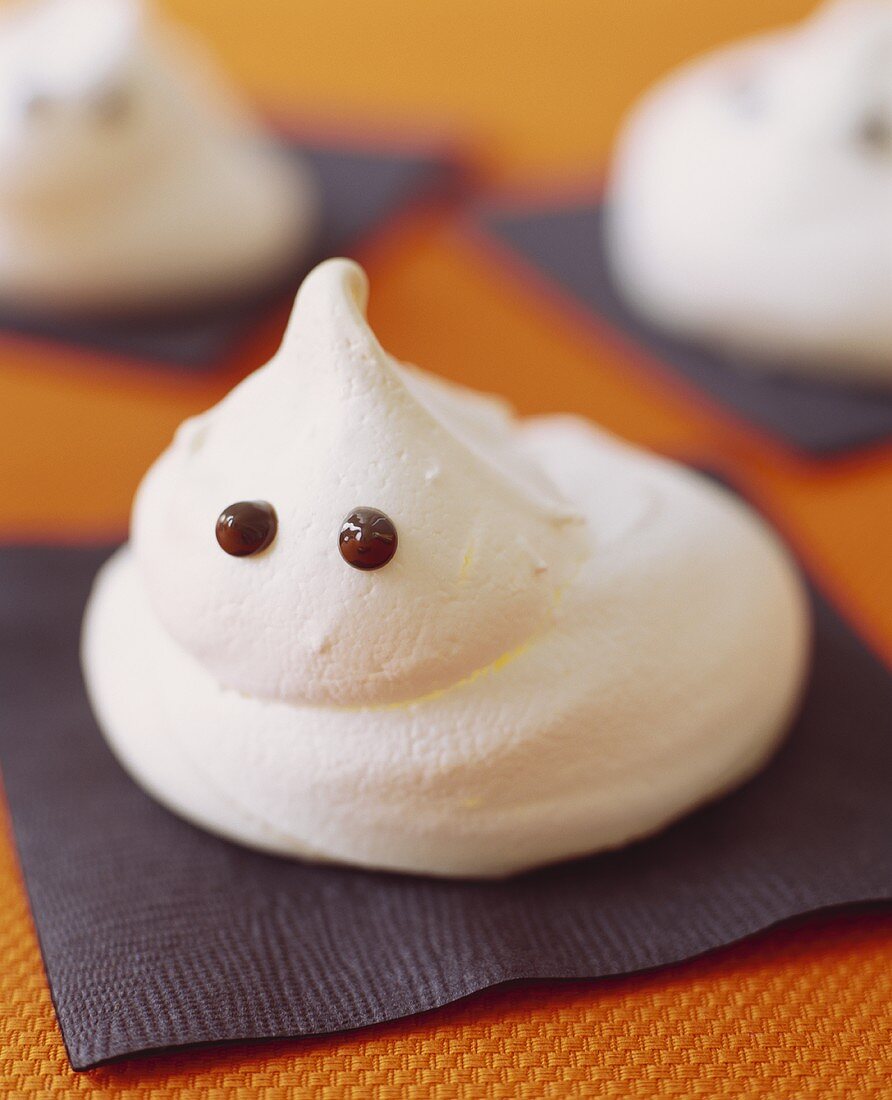 Meringue-Geister zu Halloween