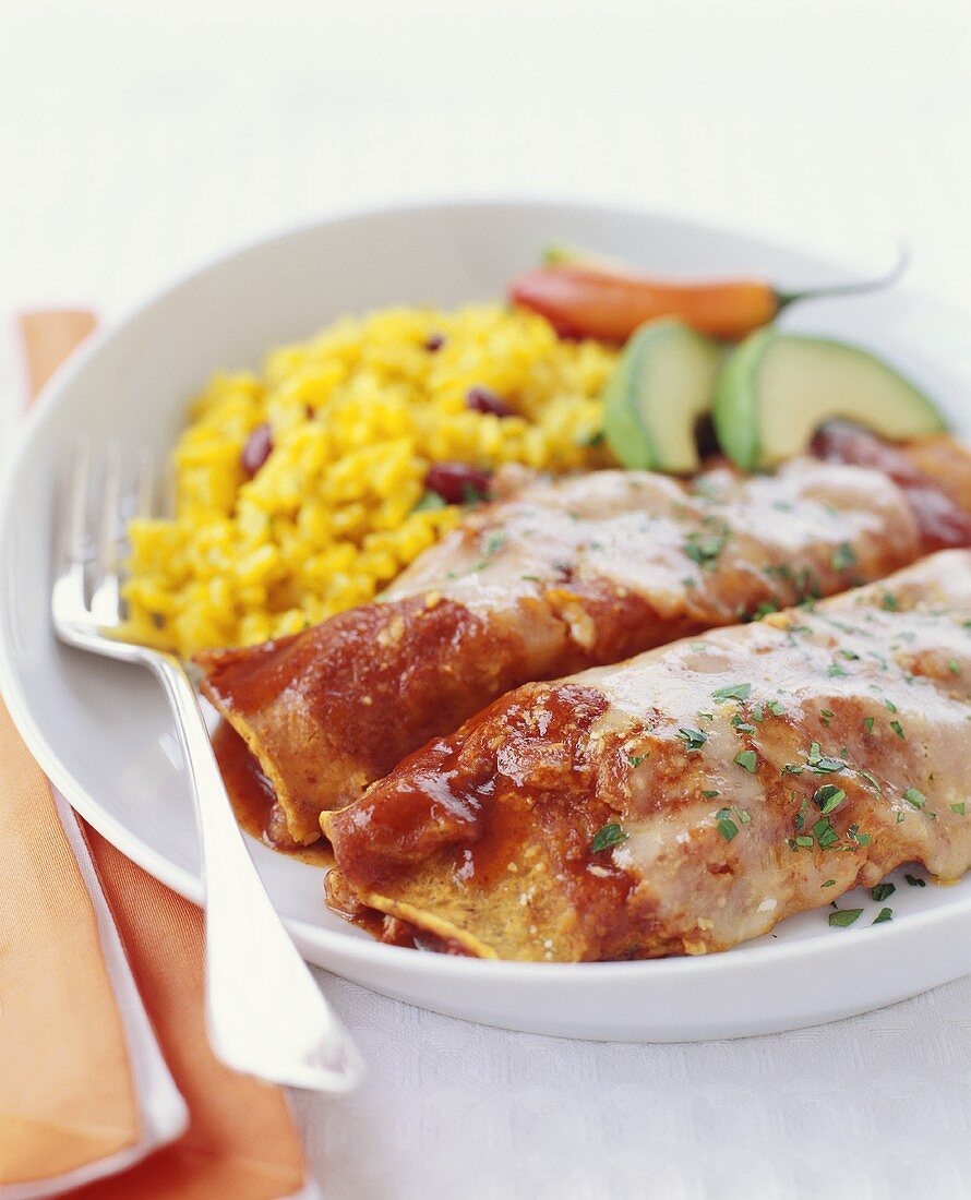 Enchiladas mit Speck, Tomaten und Safranreis