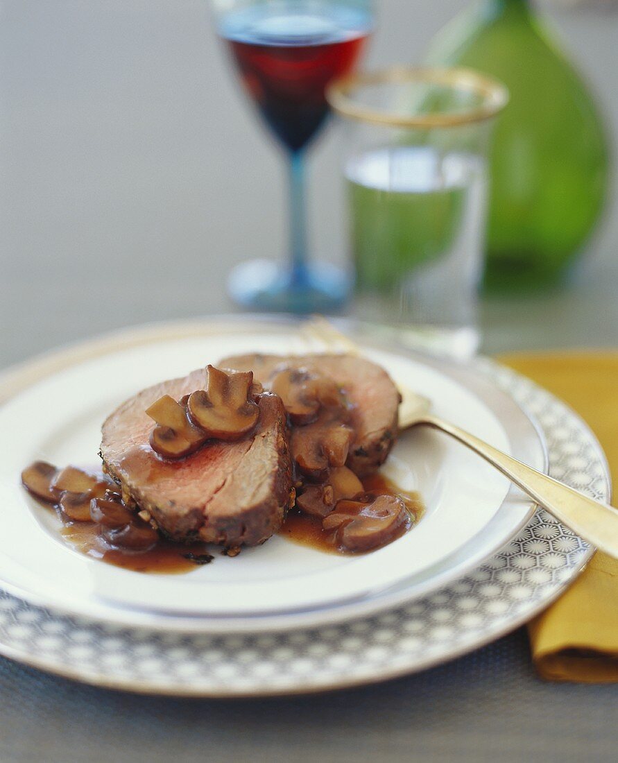 Rindersteak in Scheiben mit Pilzsauce