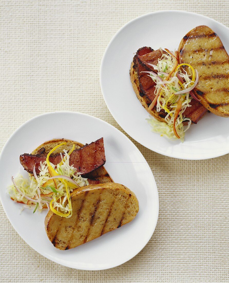Gegrilltes Sandwich mit Rindfleisch und Krautsalat