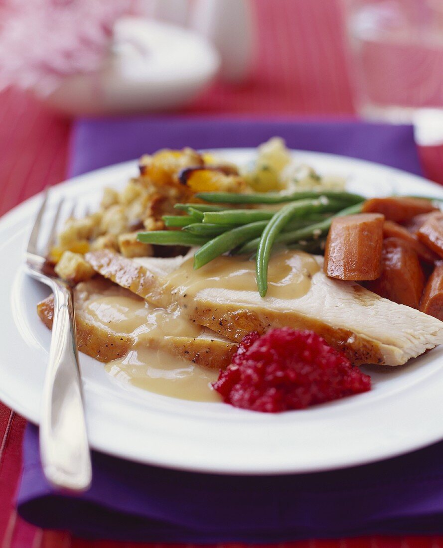 Truthahnscheiben mit Würstchen, Bohnen und Bratkartoffeln