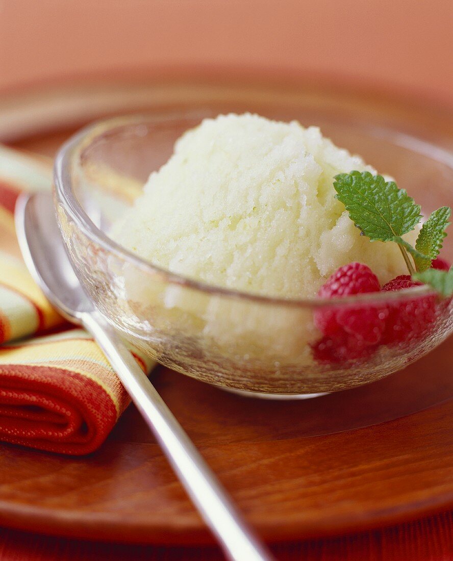 Limettensorbeit mit Minze und Himbeeren in Glasschälchen