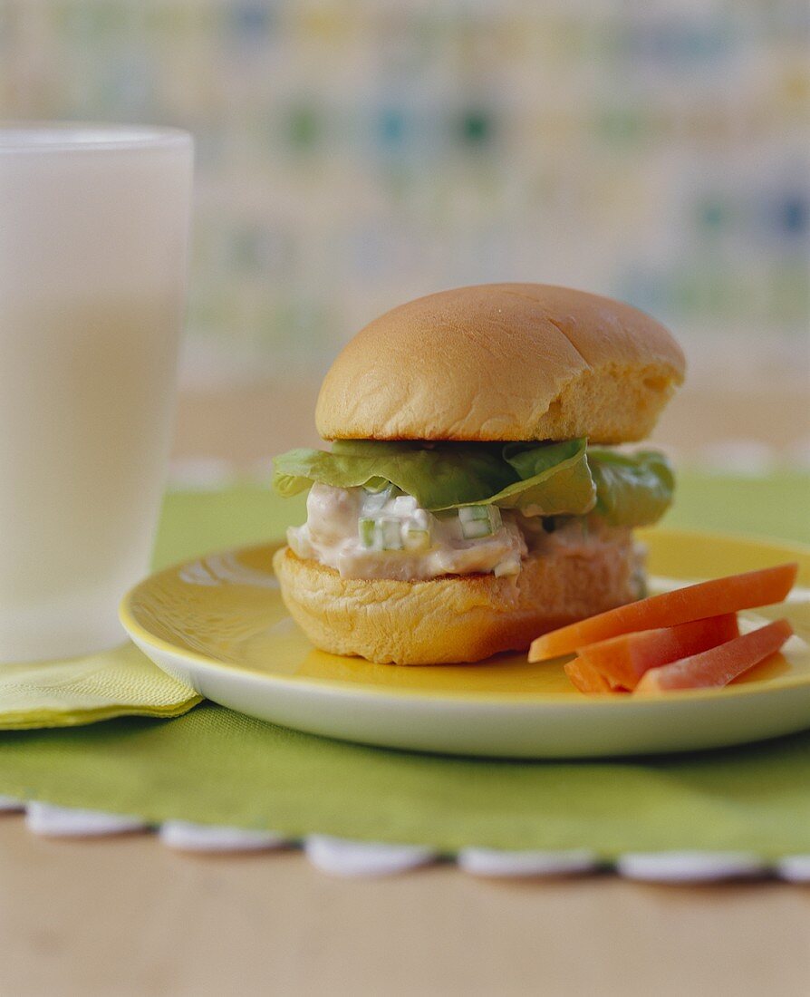 Sandwich mit Hähnchensalat und Karotte