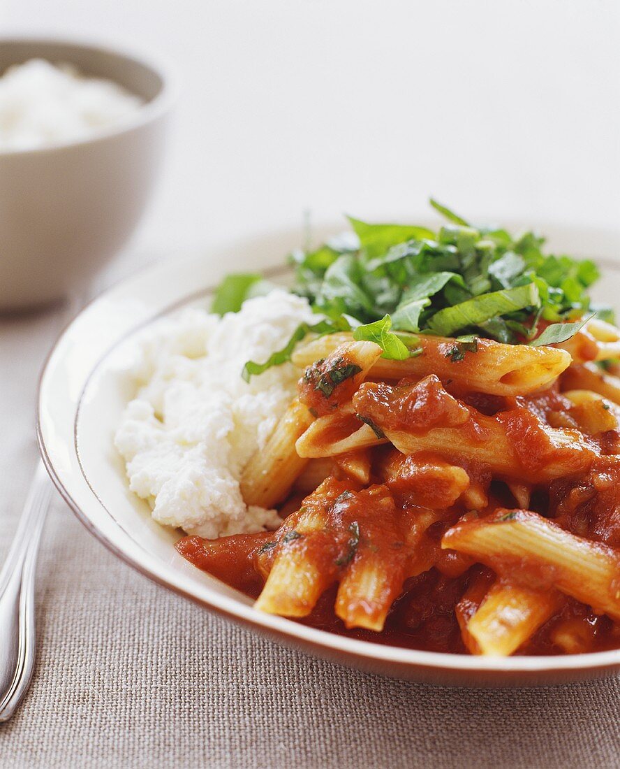 Penne in Tomatensauce mit Ricotta