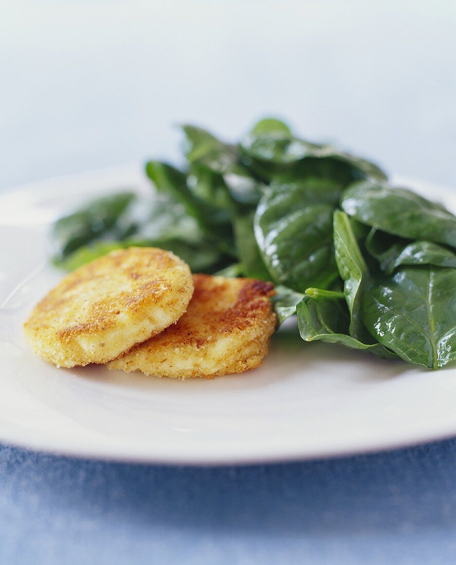 Panierter Ziegenkäse mit Spinatsalat