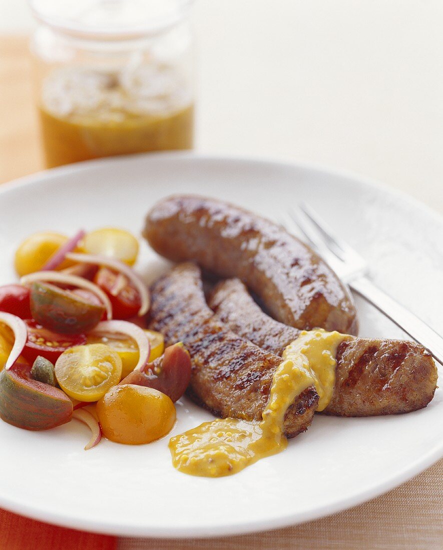 Gegrillte Würste mit Senf und Tomatensalat