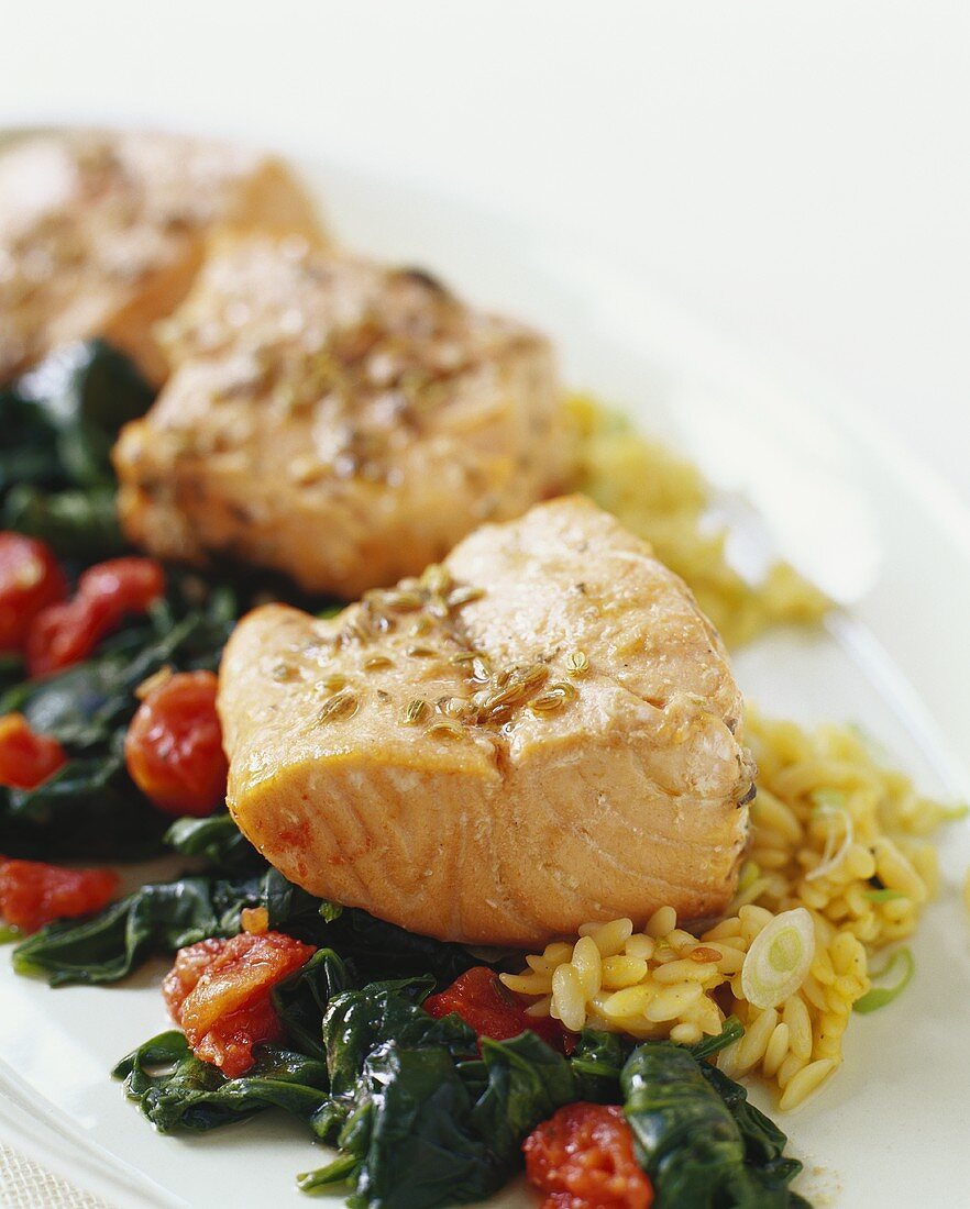 Lachs auf Tomaten-Spinat und Orzo