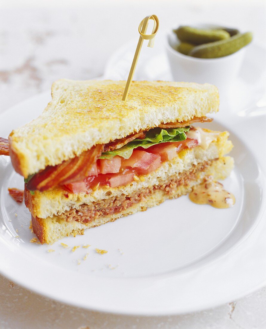 BLT-Sandwich (Speck, Salat und Tomate), getoastet