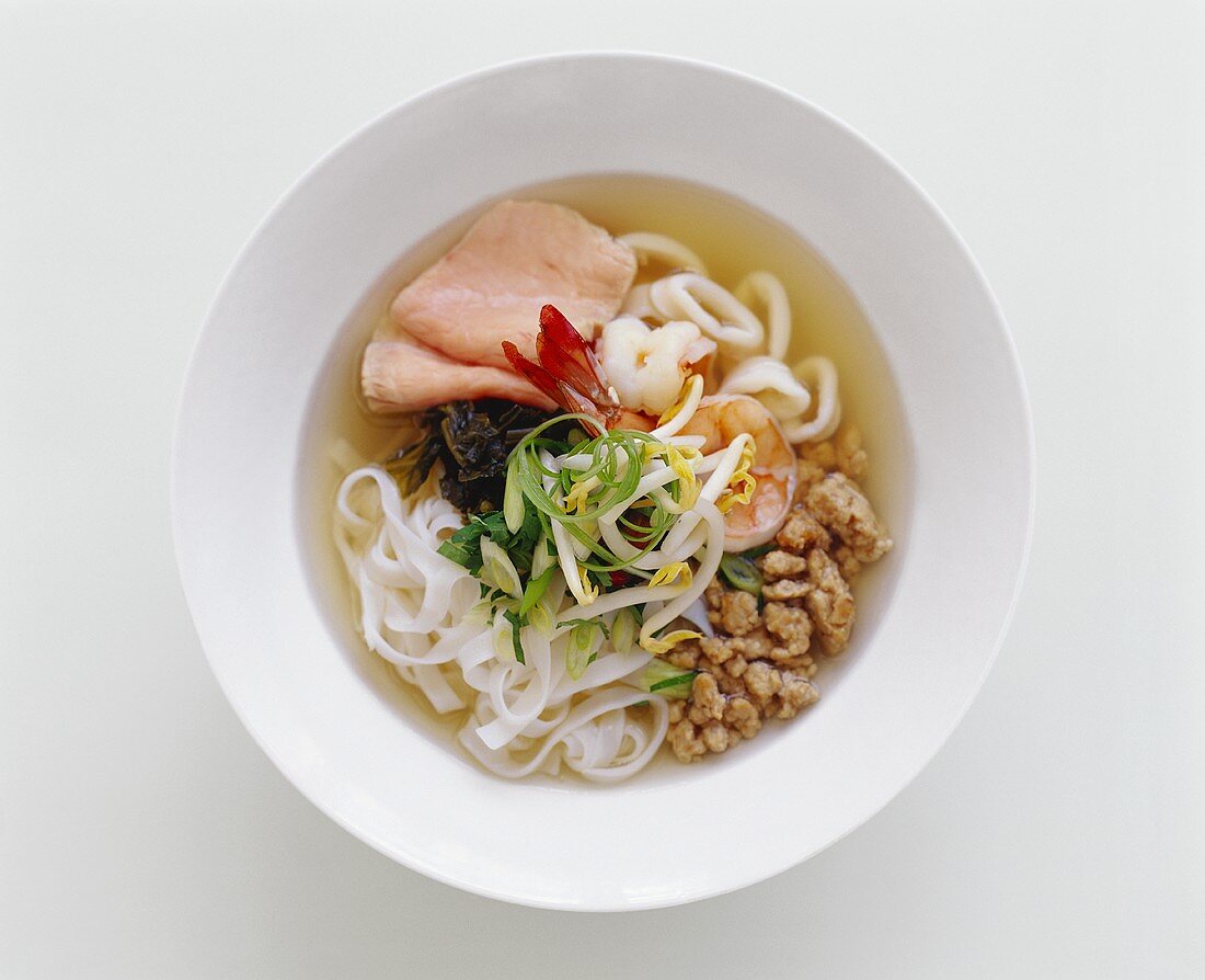 Asiatische Suppe mit Reisnudeln und Meeresfrüchten