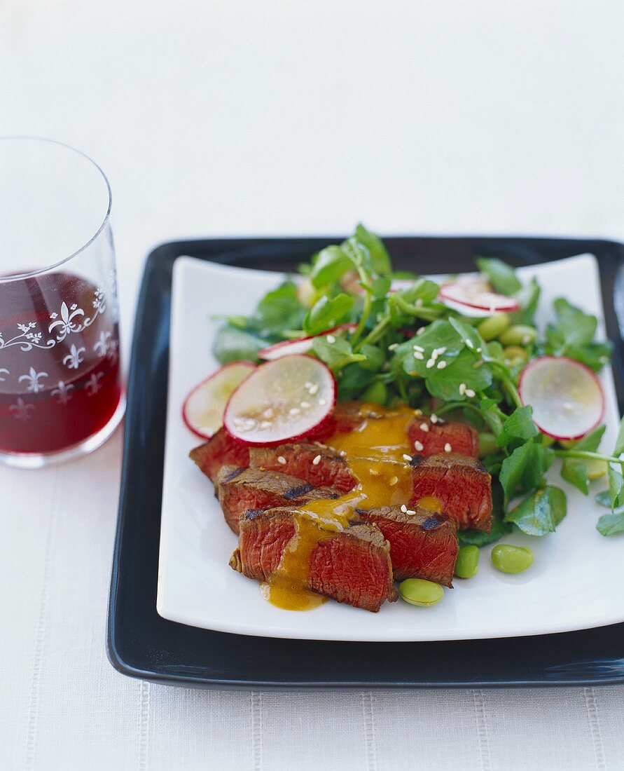 Gegrilltes Rindersteak in Scheiben mit Salat