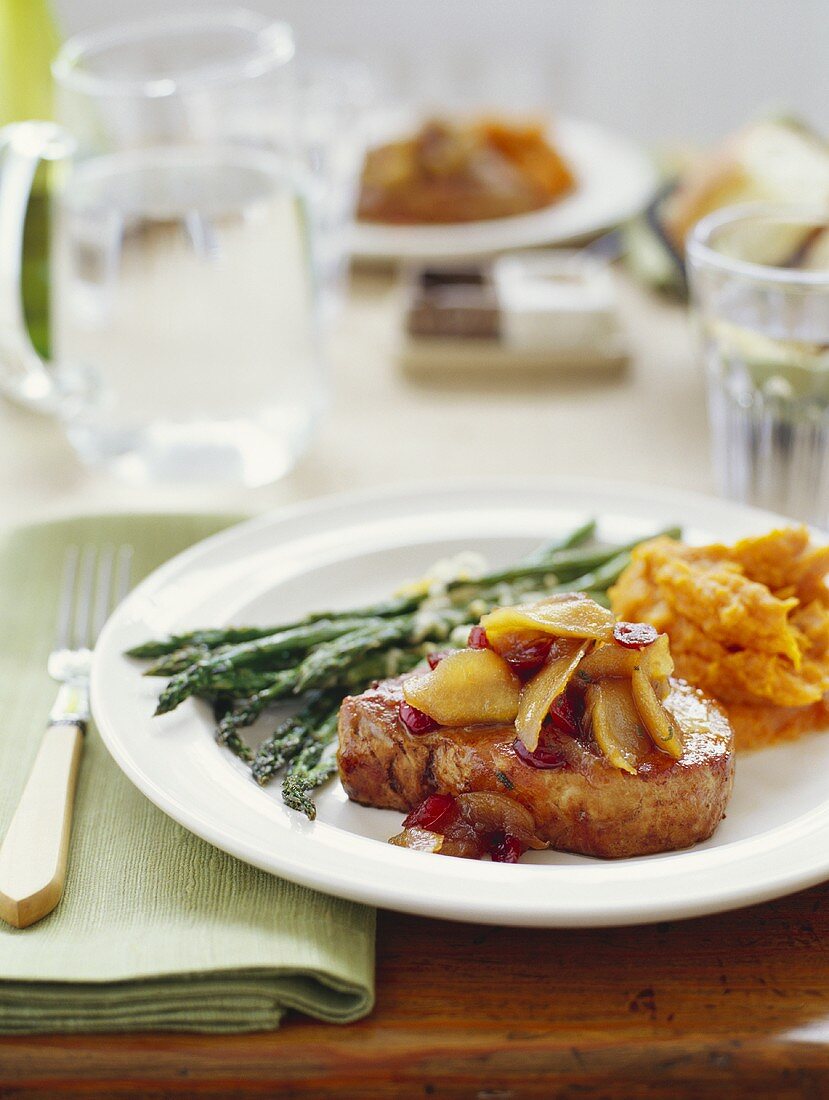 Gebratenes Schweinekotelett mit Obst und Gemüse