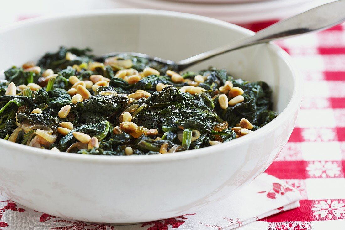 Spinaci alla romana (Spinach with pine nuts, Italy)