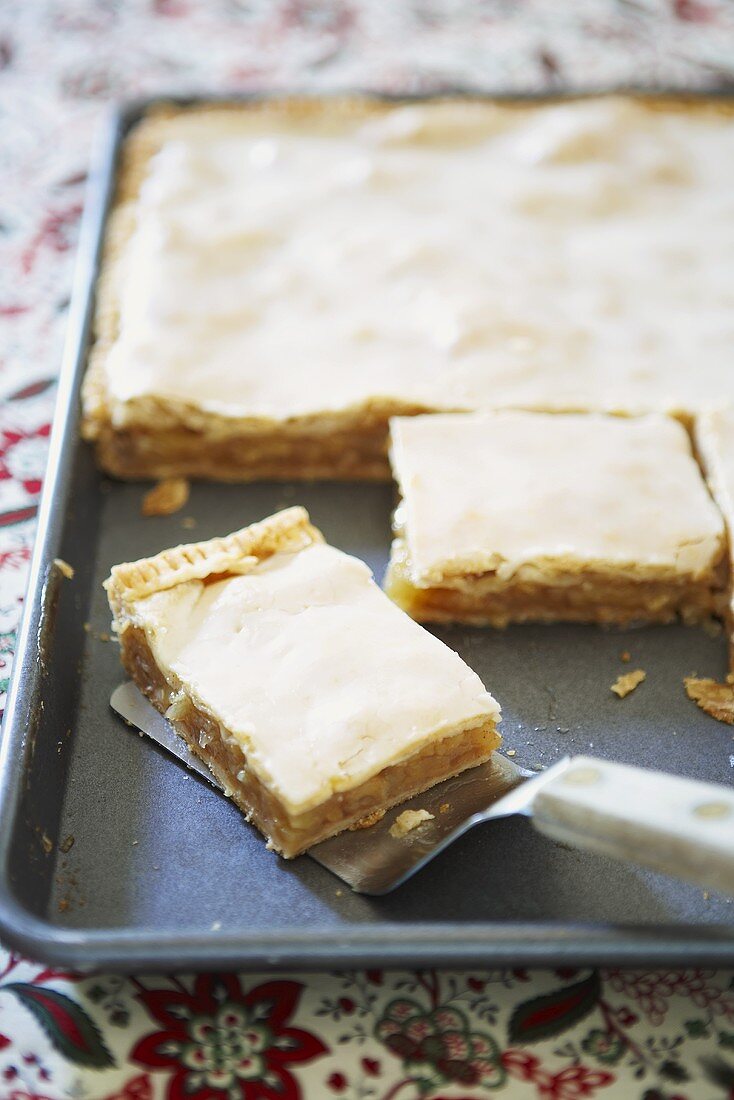 Apfelschnitten mit Zuckerglasur auf Backblech