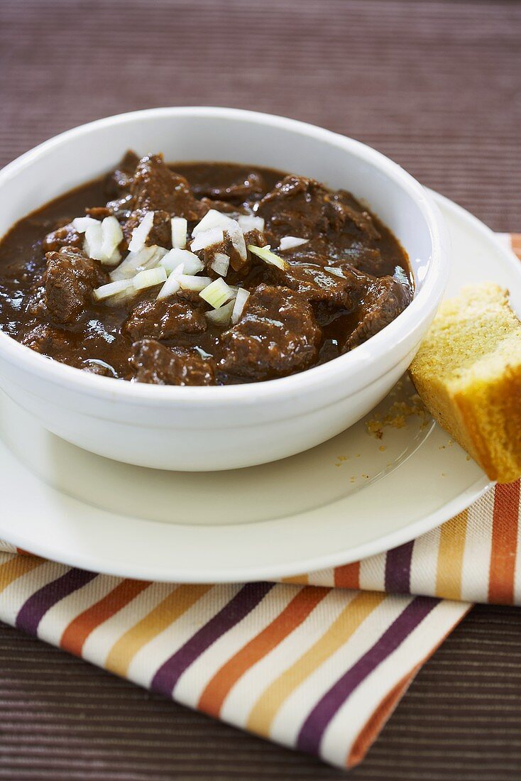 Chili con Carne mit frischen Zwiebeln