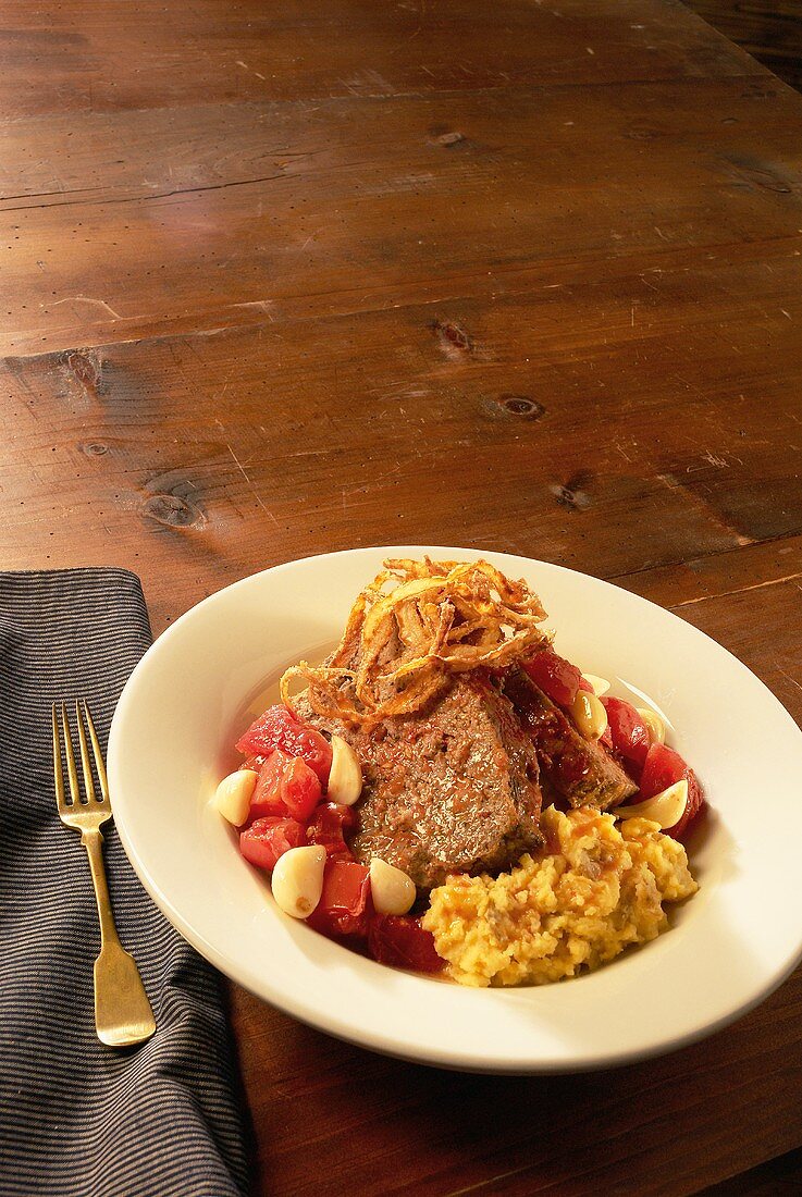 Hackbraten mit Knoblauch und Tomaten, Knoblauchpüree