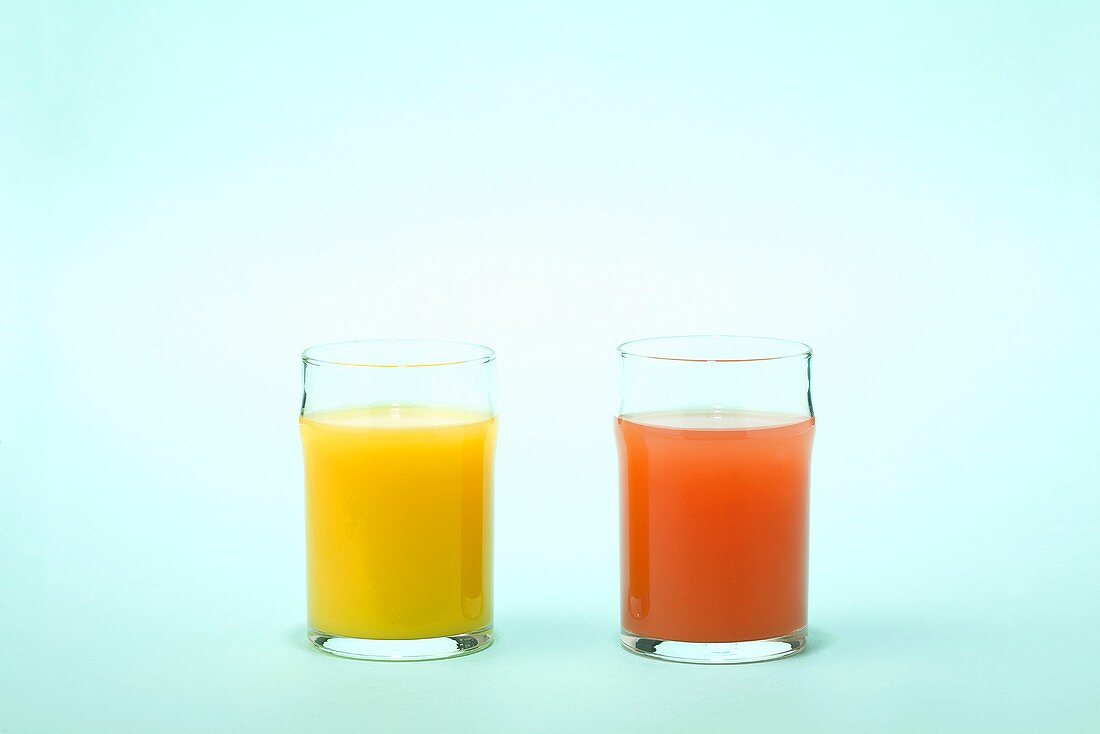 Ein Glas Orangensaft & ein Glas Grapefruitsaft