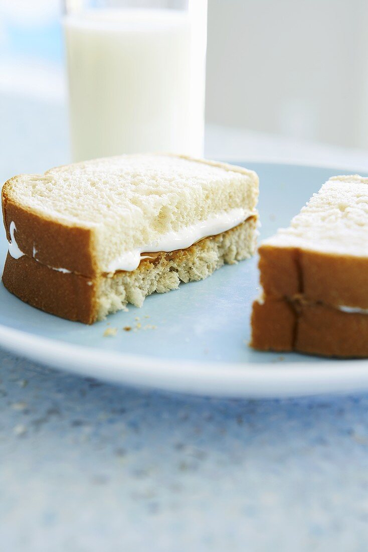 Fluffernutter (Sandwich mit Erdnussbutter, Marshmallowcreme)