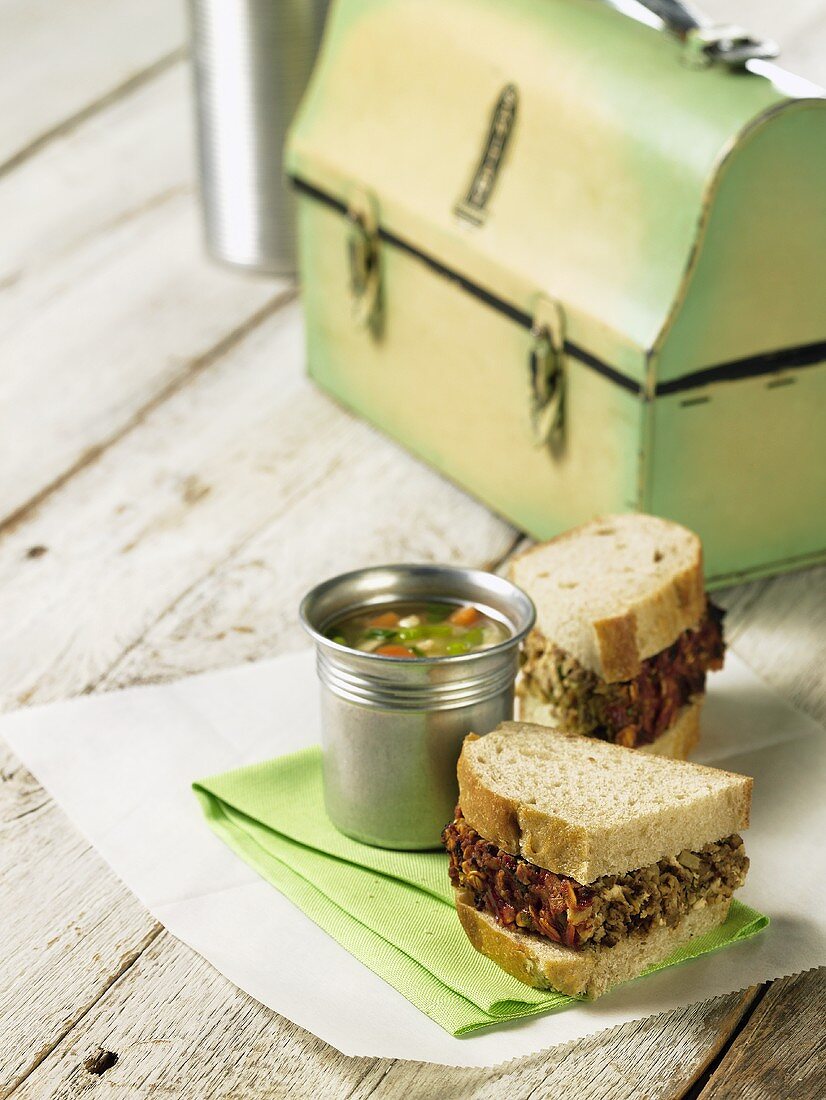 Arbeiter-Lunch: Gemüsesuppe und Sandwiches mit Hackbraten