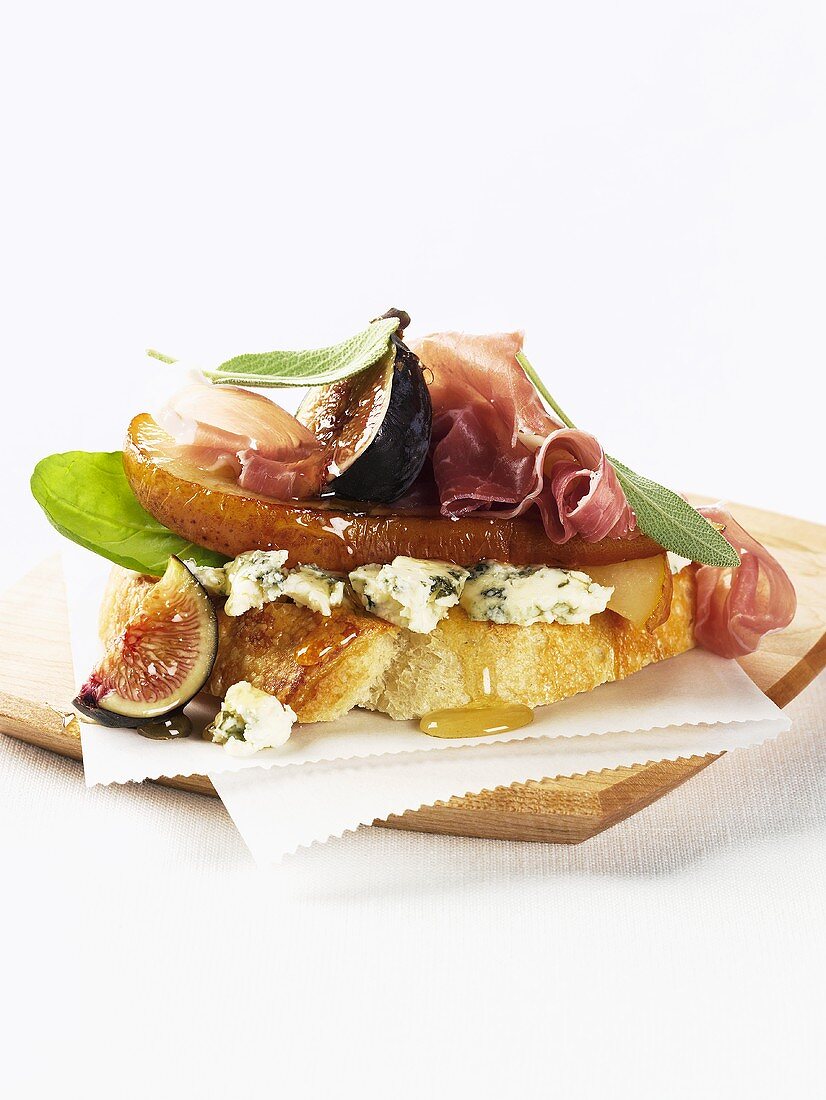 Gorgonzola, pear, Parma ham, figs and honey on white bread
