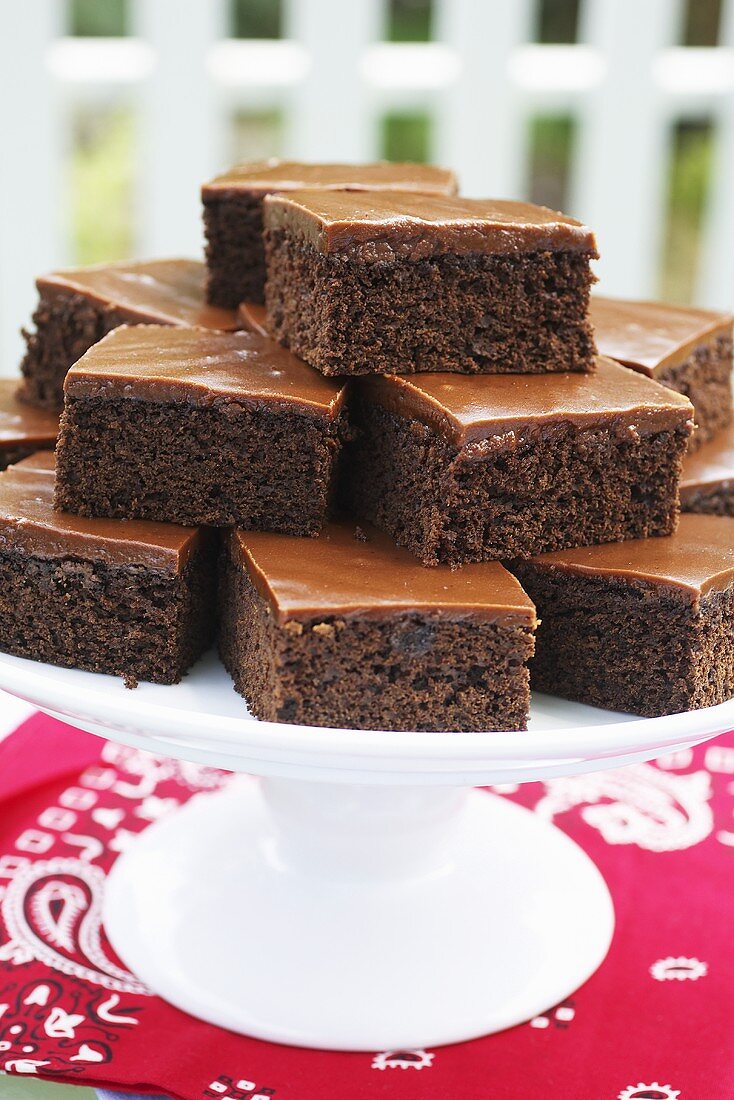 Brownies mit Schokoladenglasur auf Kuchenständer