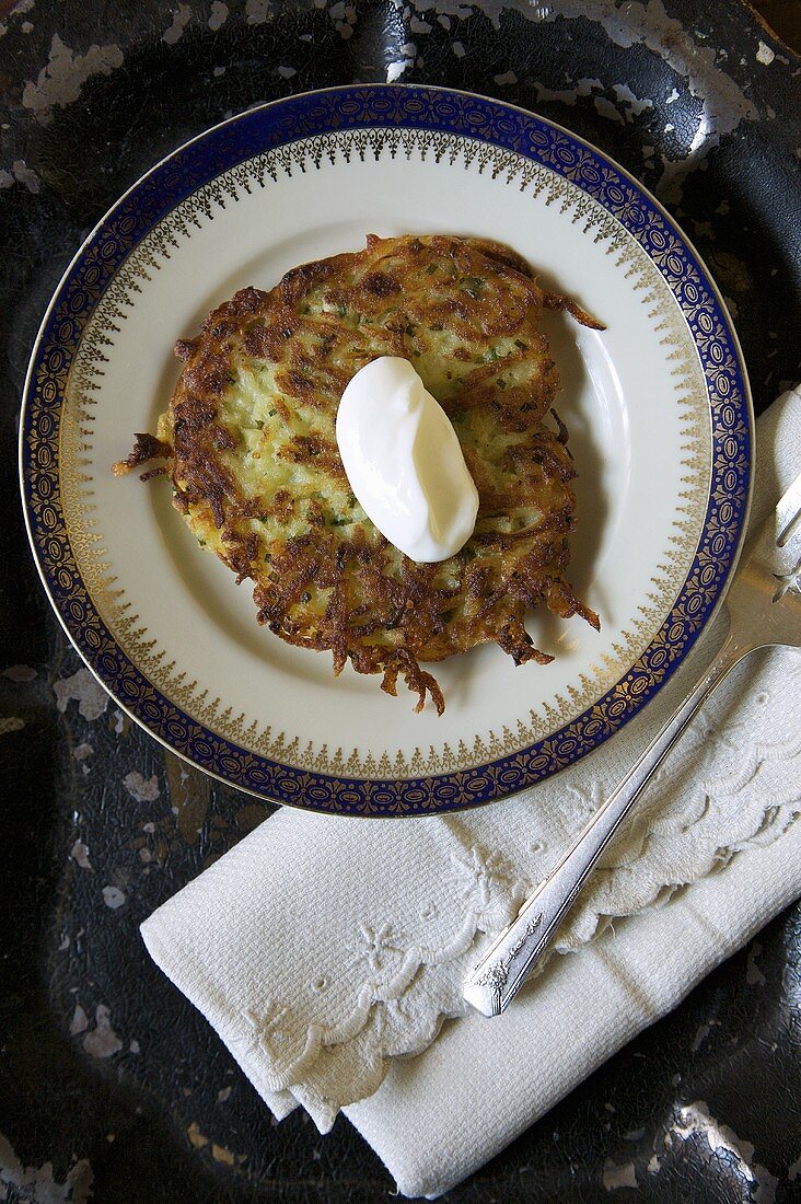 Jüdischer Latka (Kartoffelpuffer) mit Sahne