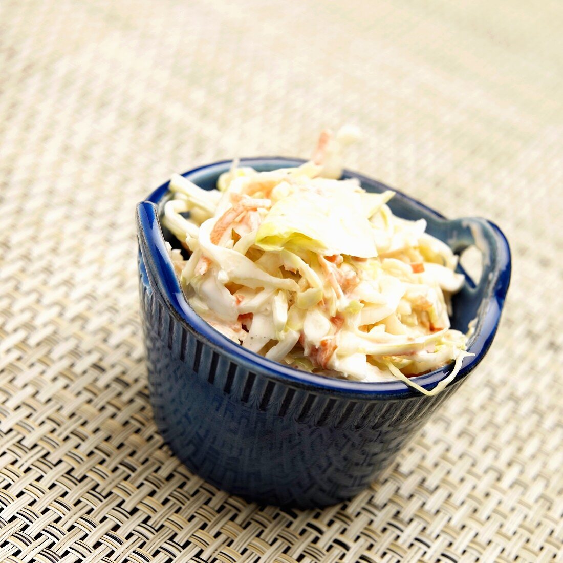 Coleslaw in einer Keramikschale