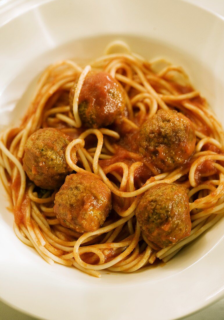 Spaghetti mit Fleischbällchen und Tomatensauce