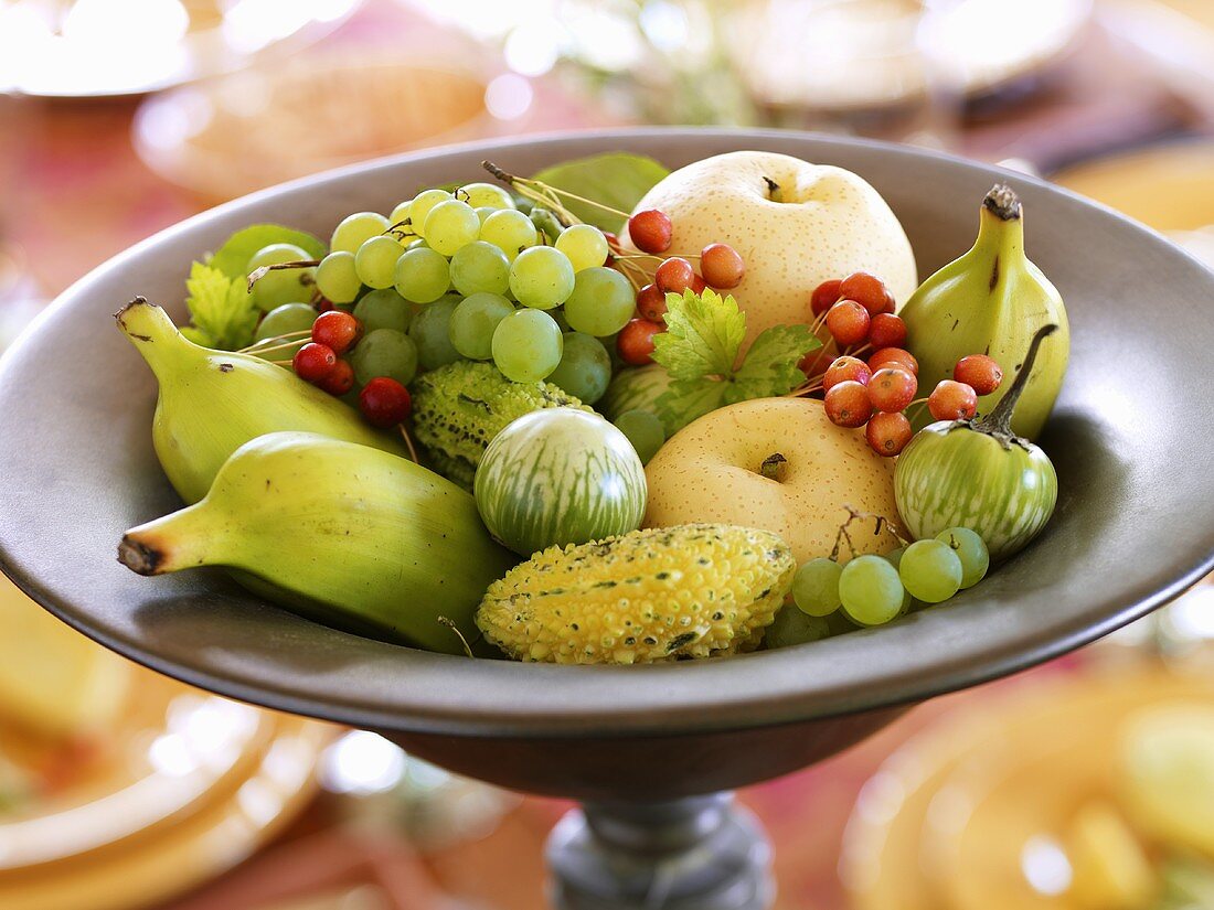 Obstschale mit verschiedenen, exotischen Früchten