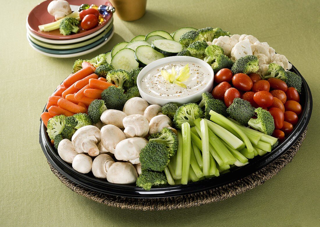 Gemüse-Platte (Rohkost-Häppchen) mit Dip – Bilder kaufen – 683173 StockFood