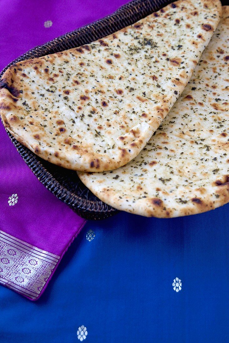 Indische Naan-Brote in einem Brotkörbchen