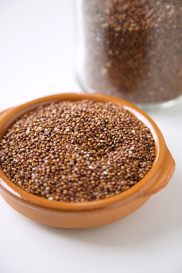 Roter Quinoa in einem Glas und einem Schälchen