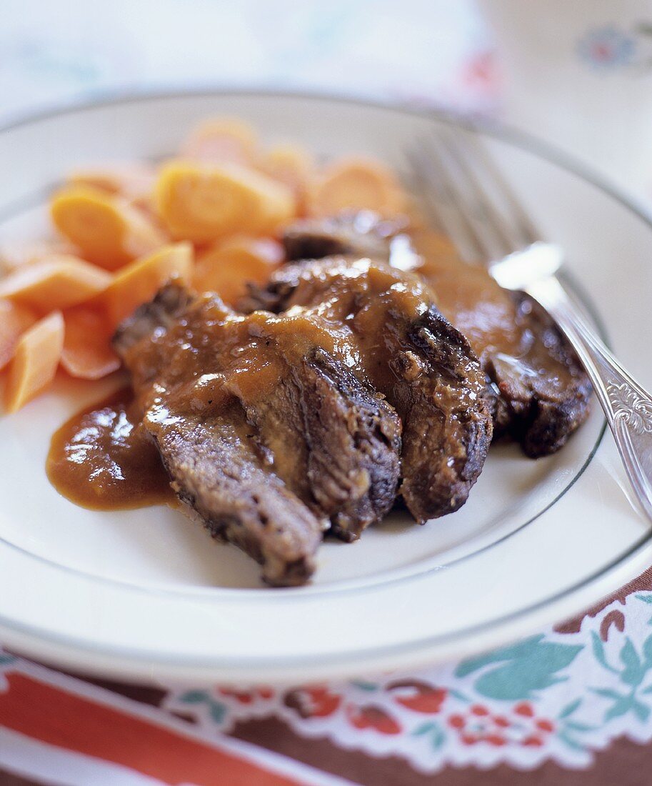 Sliced Slow Cooker Beef Pot Roast with Carrots