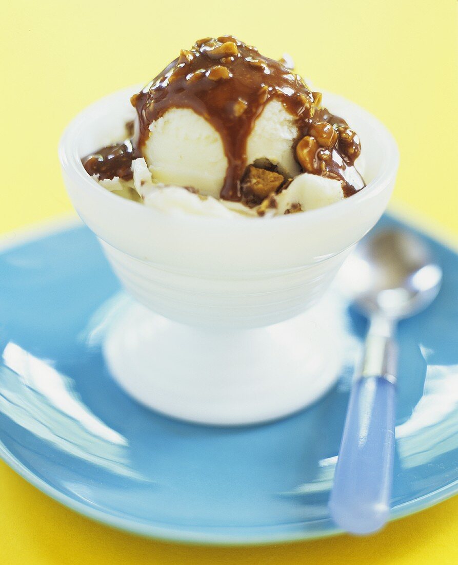 Eisbecher mit Schokoladensauce und Erdnusssplittern